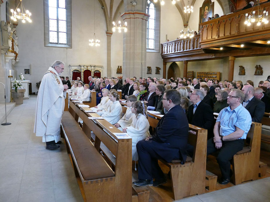 1. Heilige Kommunion in St. Crescentius (Foto: Karl-Franz Thiede)